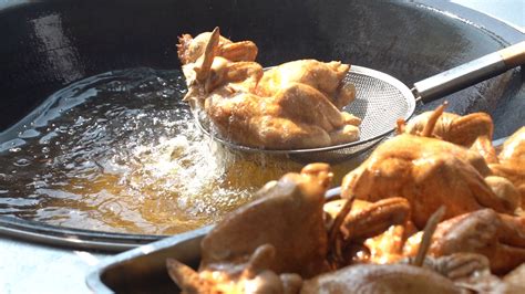  La Dezhou Braised Chicken: Una Sinfonia di Spezie e Tenera Sfumatura di Brodo!