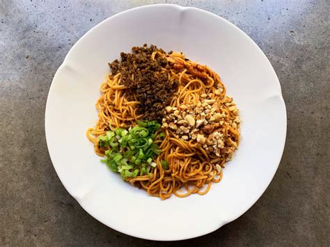   Spicy Yibin Burning Noodles: Un viaggio piccante attraverso le texture croccanti e il sapore profondo del Sichuan!