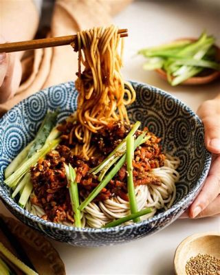  Zhajiang Mian: Un Piatto Cremoso e Saporito che Esplode di Sapori Orientali!