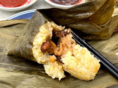  Zongzi di Meishan: Un Intrigo di Sapori Umami Avvolti in una Deliziosa Treccia di Foglie di Bambù?