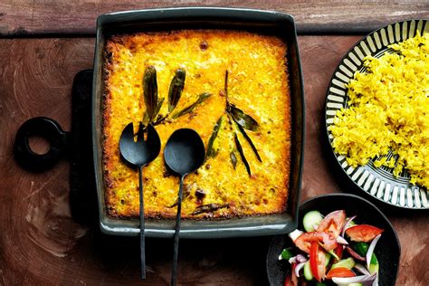 Bobotie! Una deliziosa torta salata sudafricana con un ricco ripieno speziato e una copertura cremosa