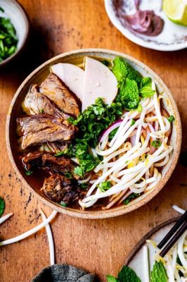  Bún Bò Huế: Una Scoperta Esplosiva di Sapori Piccanti e Fresco Profumo di Erba Limone!