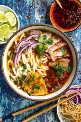  Bún Bò Huế: Un piatto caldo e confortante che sprigiona sapori di pesce e spezie!