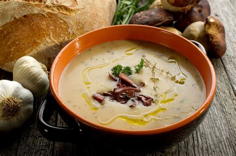  La Zuppa di Riso Funghi: Una Sinfonia di Sapori Terrosi e Freschezza Acquerella!