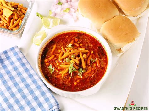 Misal Pav: Un piatto indiano speziato e confortante che ti trasporterà con il suo aroma e sapore!