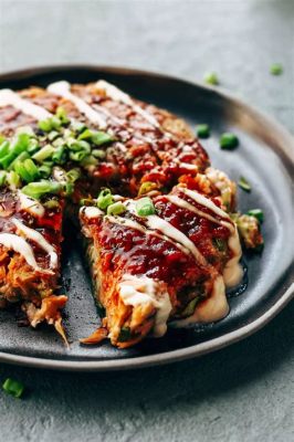  Okonomiyaki: Una deliziosa sinfonia di sapori croccanti e saporiti che esplodono nel palato!