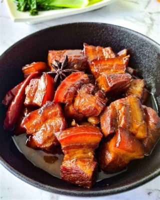  Spicy Braised Pork Belly with Sweet Bean Sauce: Un viaggio di sapori piccanti e umami in una salsa dolce!